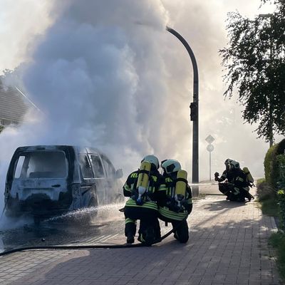 FW-AUR: Erdgasfahrzeug brennt aus