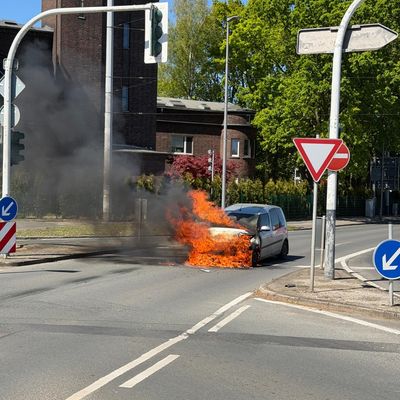 FW-BO: Arbeitsreiche Nachmittagsstunden für die Feuerwehr Bochum: Brandeinsätze und Verkehrsunfall im Nachmittagsverkehr