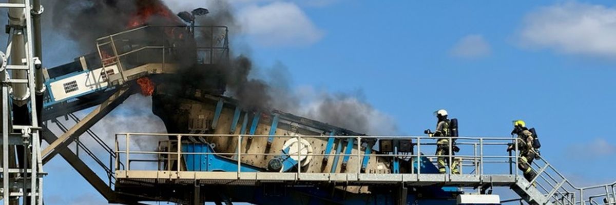 FW Hünxe: Brand einer Siebanlage in zwölf Metern Höhe