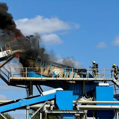 FW Hünxe: Brand einer Siebanlage in zwölf Metern Höhe