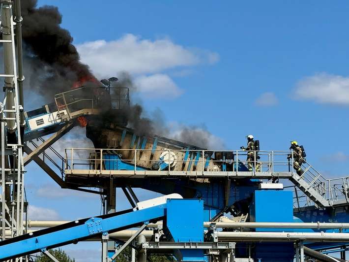 FW Hünxe: Brand einer Siebanlage in zwölf Metern Höhe
