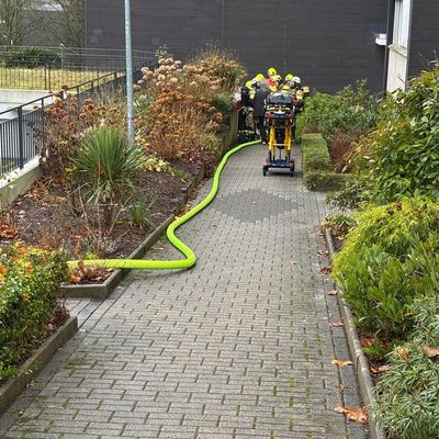 FW-EN: Wohnungsbrand mit Verdacht der Menschenrettung - Feuerwehr im Dauereinsatz - Zwei Brände und mehrere Ölspuren fordern die Einsatzkräfte
