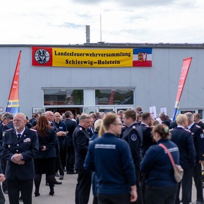 FW-LFVSH: Landesfeuerwehrversammlung 2025: Feuerwehr blickt zuversichtlich in die Zukunft - Talkrunde mit RS.H-Moderator und hochkarätigen Gästen zum Thema Katastrophenschutz