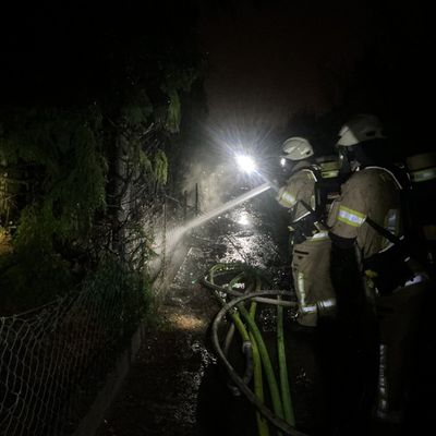 FW Lehrte: Feuer in Kleingartenkolonie