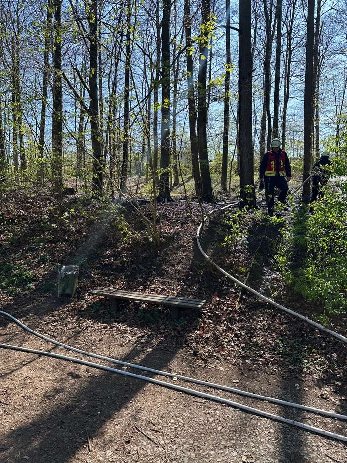 FW-RS: Vegetationsbrände im Feilenhauerweg und in der Hans-Böckler-Straße in Remscheid