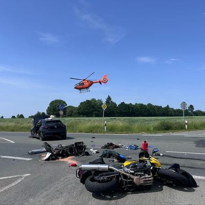 FF Bad Salzuflen: Drei Menschen bei Motorradunfall verletzt / Ostwestfalenstraße in Retzen ist über mehrere Stunden gesperrt