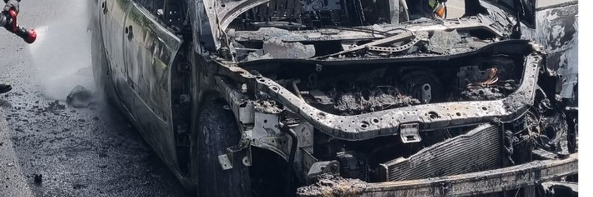 FW Dinslaken: Nachmeldung und Einsatzfotos zur Pressemeldung: Feuerwehr rückt zum Fahrzeugbrand, auslaufende Betriebsmittel und Kampfmittelfund aus