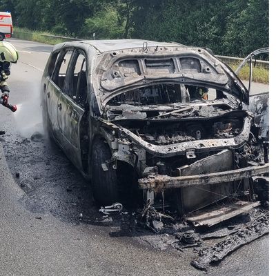 FW Dinslaken: Nachmeldung und Einsatzfotos zur Pressemeldung: Feuerwehr rückt zum Fahrzeugbrand, auslaufende Betriebsmittel und Kampfmittelfund aus