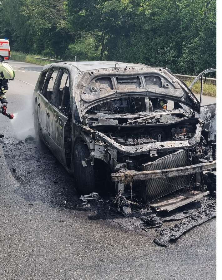 FW Dinslaken: Nachmeldung und Einsatzfotos zur Pressemeldung: Feuerwehr rückt zum Fahrzeugbrand, auslaufende Betriebsmittel und Kampfmittelfund aus