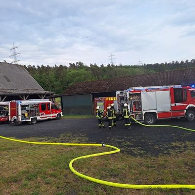 FW-AR: Feuerwehren aus Wennigloh, Stemel und Hachen trainieren den Ernstfall auf Wagyu-Hof