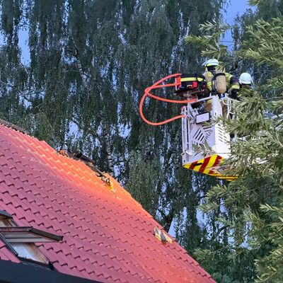 FW-SE: beginnender Dachstuhlbrand nach Blitzeinschlag
