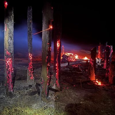 FW-HEI: Schutzhütte auf Trischen bei Brand vollständig zerstört - Feuerwehr durch die Bundeswehr eingeflogen
