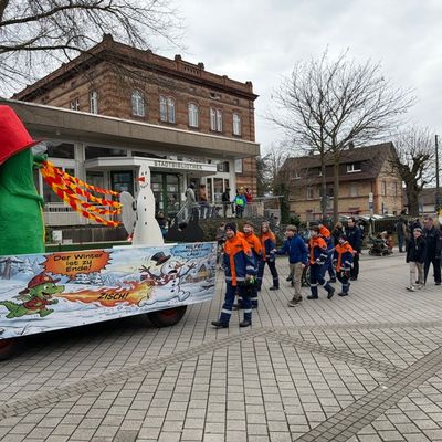 FW Weinheim: Jugendfeuerwehr Weinheim beteiligt sich mit kreativem Motivwagen am Sommertagszug