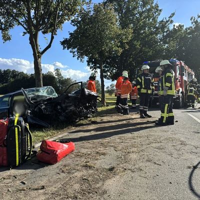 FW Lüchow-Dannenberg: +++ Verkehrsunfall in Lüchow-Dannenberg: Pkw gegen Baum - Person eingeklemmt +++