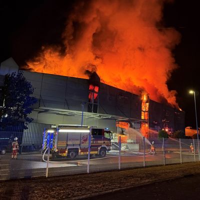 FW Bad Säckingen: Großbrand in Wäscherei - Feuerwehr verhindert Ausbreitung auf Nachbargebäude