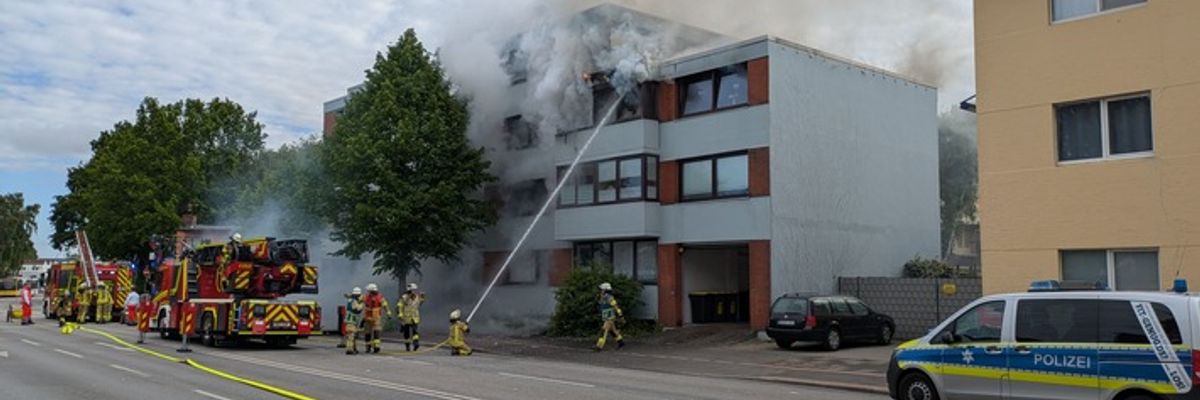 FW Bremerhaven: Wohnungsbrand in Mehrfamilienhaus