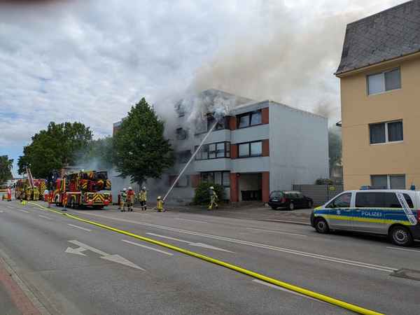 FW Bremerhaven: Wohnungsbrand in Mehrfamilienhaus