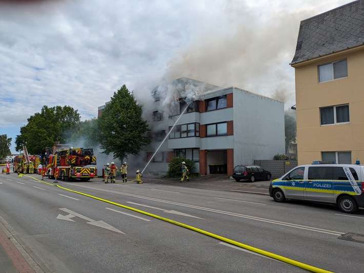 FW Bremerhaven: Wohnungsbrand in Mehrfamilienhaus