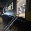 KFV-CW: Zug kollidiert mit herabgestürztem Felsblock / Passagiere über Leiter evakuiert / Gelände erschwert Feuerwehreinsatz / Hydrauliköl ausgelaufen