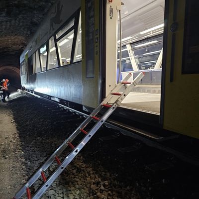 KFV-CW: Zug kollidiert mit herabgestürztem Felsblock / Passagiere über Leiter evakuiert / Gelände erschwert Feuerwehreinsatz / Hydrauliköl ausgelaufen