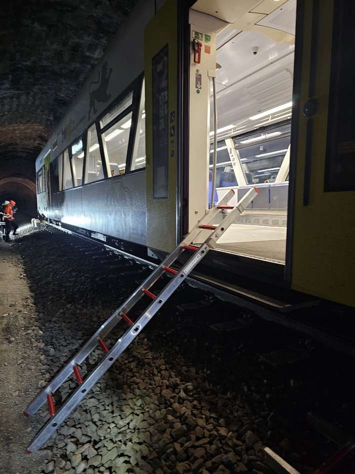 KFV-CW: Zug kollidiert mit herabgestürztem Felsblock / Passagiere über Leiter evakuiert / Gelände erschwert Feuerwehreinsatz / Hydrauliköl ausgelaufen