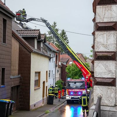 FW LK Neunkirchen: Gewitter über Neunkirchen - Blitz sprengt Kamin und Windböe bläst Verkaufsbude um