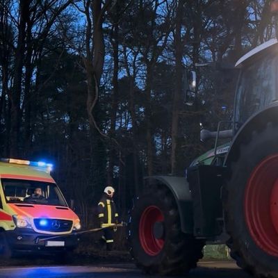 FW-AUR: Feststeckenden Notarztwagen befreit