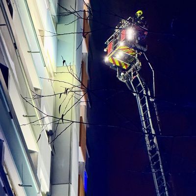 Feuerwehr MTK: Brand im 15. Obergeschoss eines Wohnhochhauses - Großeinsatz in Okriftel