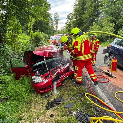 KFV Bodenseekreis: Feuerwehr rettet zwei Fahrzeuglenker aus Fahrzeugen nach schwerem Verkehrsunfall auf K7783
