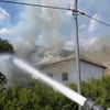 FW LK Neunkirchen: Dachstuhlbrand nach Garagenbrand fordert Großeinsatz der Feuerwehr Schiffweiler