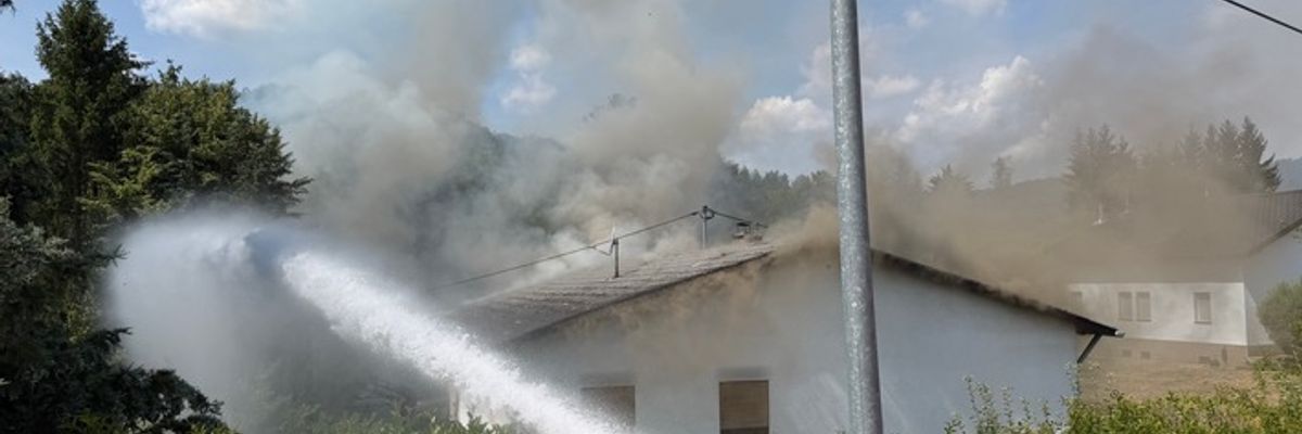 FW LK Neunkirchen: Dachstuhlbrand nach Garagenbrand fordert Großeinsatz der Feuerwehr Schiffweiler