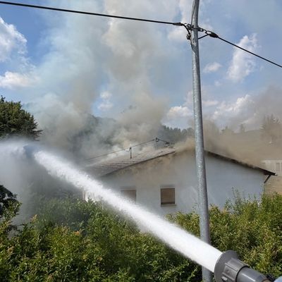 FW LK Neunkirchen: Dachstuhlbrand nach Garagenbrand fordert Großeinsatz der Feuerwehr Schiffweiler