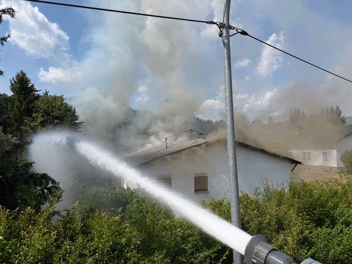 FW LK Neunkirchen: Dachstuhlbrand nach Garagenbrand fordert Großeinsatz der Feuerwehr Schiffweiler