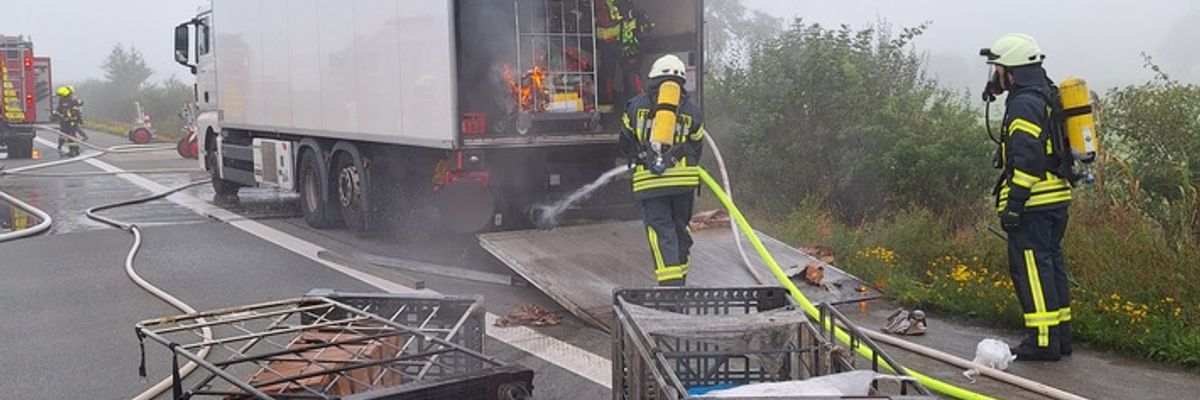 FW-ROW: Lkw-Brand auf der Autobahn A1 - umfangreiche Löscharbeiten erforderlich