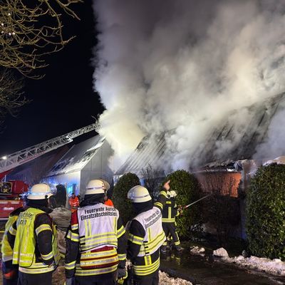 FW-AUR: Gebäude nach Durchzündung vollständig in Flammen