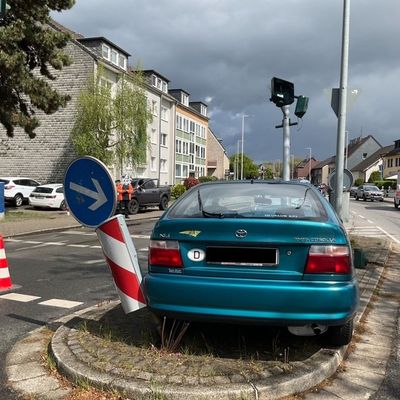 FW-MH: Pkw prallt gegen Laterne - zwei Personen verletzt