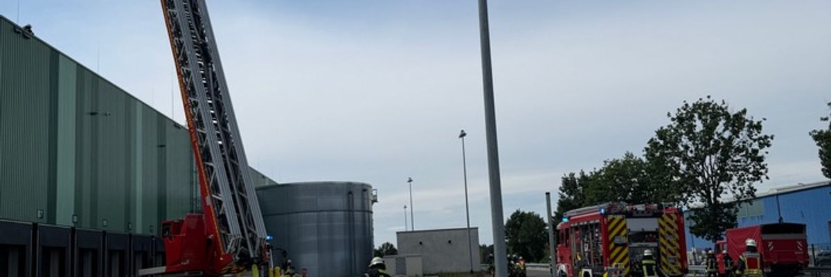 FW-ROW: Feuer auf dem Dach einer Logistikhalle