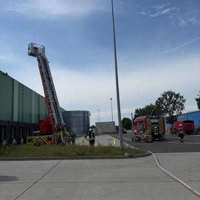 FW-ROW: Feuer auf dem Dach einer Logistikhalle