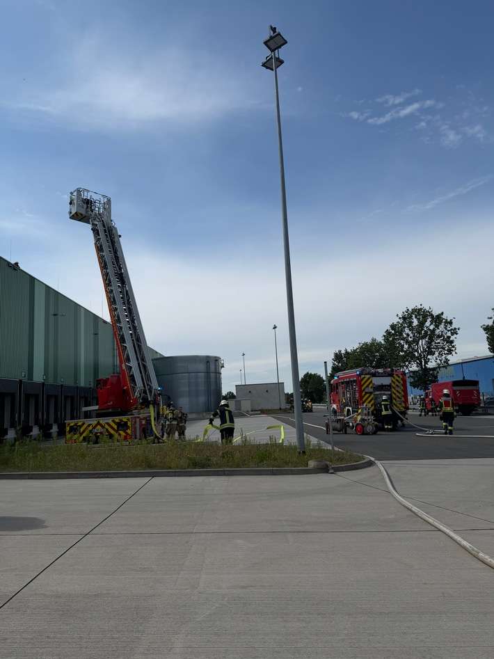 FW-ROW: Feuer auf dem Dach einer Logistikhalle