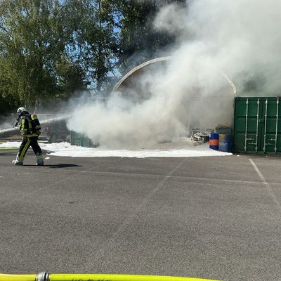 FW-BO: Brand von zwei Überseecontainern in Bochum-Wattenscheid - Starke Rauchentwicklung im Bereich der Lohrheidestraße