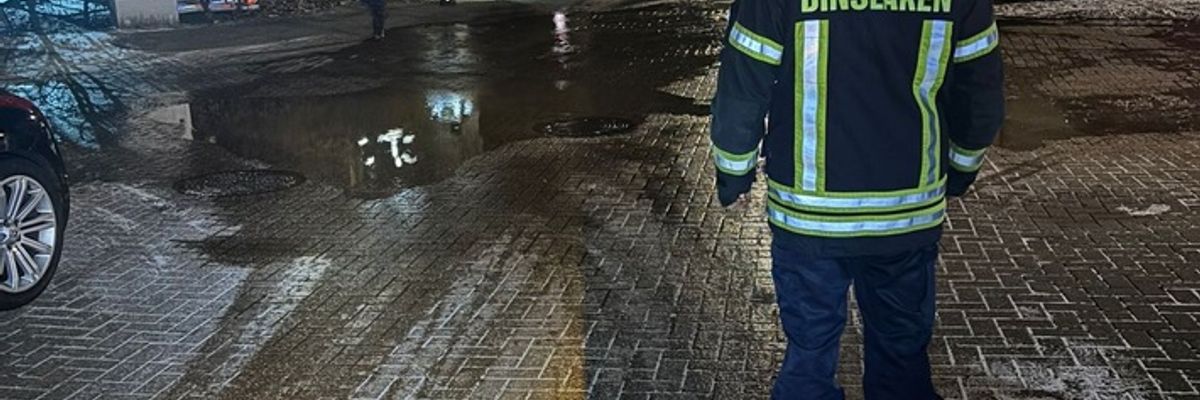 FW Dinslaken: Wasserrohrbruch an der Bergmannstraße