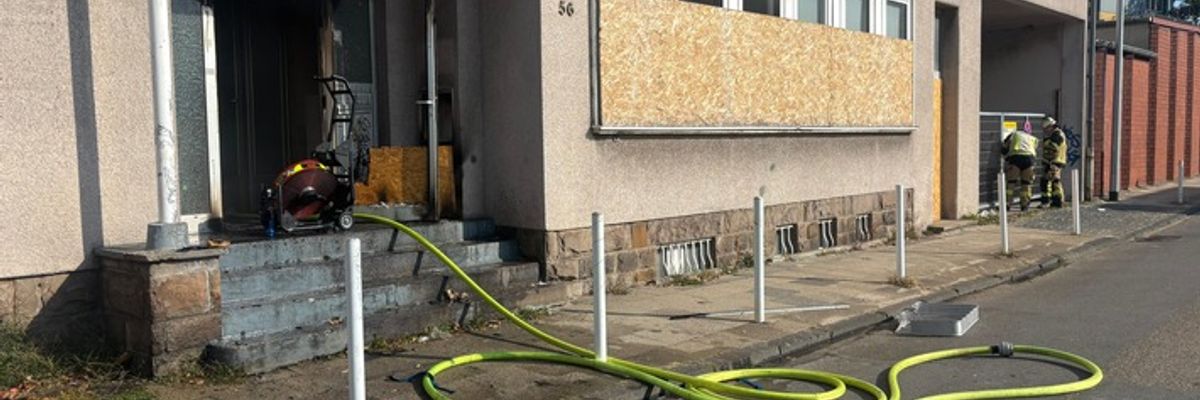 FW-E: Rauchentwicklung aus leerstehendem Gebäude - Feuerwehr verhindert Brandausbreitung