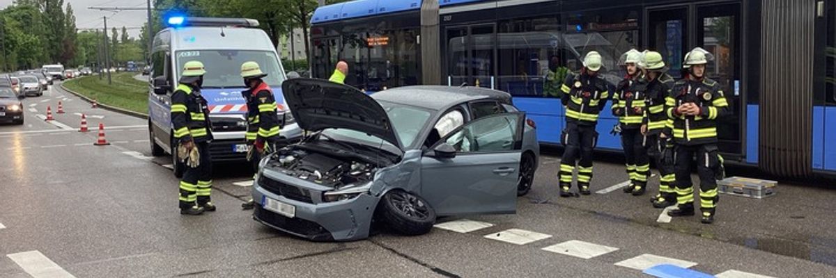FW-M: Pkw kollidiert mit Tram (Bogenhausen)