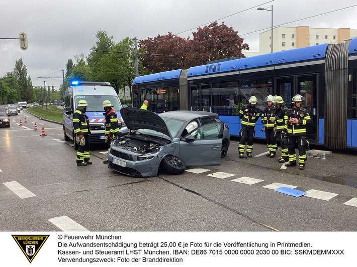 FW-M: Pkw kollidiert mit Tram (Bogenhausen)