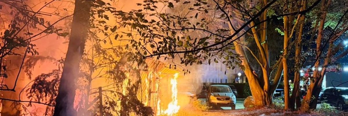 FW-E: Brand eines Unterstandes in Burgaltendorf - mehrere Gasflaschen geborgen