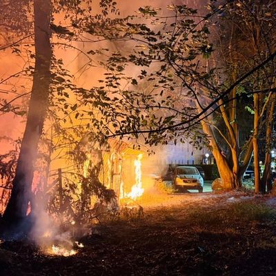FW-E: Brand eines Unterstandes in Burgaltendorf - mehrere Gasflaschen geborgen