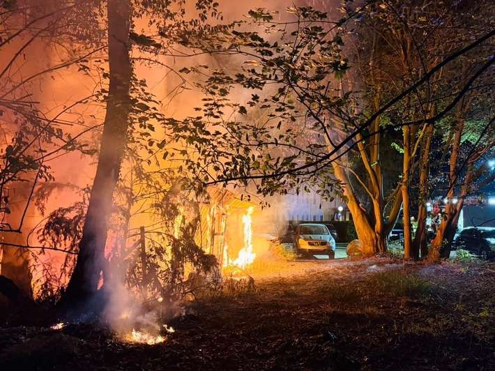 FW-E: Brand eines Unterstandes in Burgaltendorf - mehrere Gasflaschen geborgen