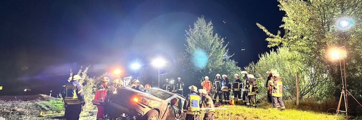 FW-ROW: Verkehrsunfall auf der Autobahn,zwei Verletzte Feuerwehr unterstützt Rettungsdienst bei der Patientenrettung