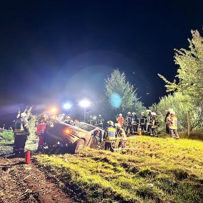 FW-ROW: Verkehrsunfall auf der Autobahn,zwei Verletzte Feuerwehr unterstützt Rettungsdienst bei der Patientenrettung