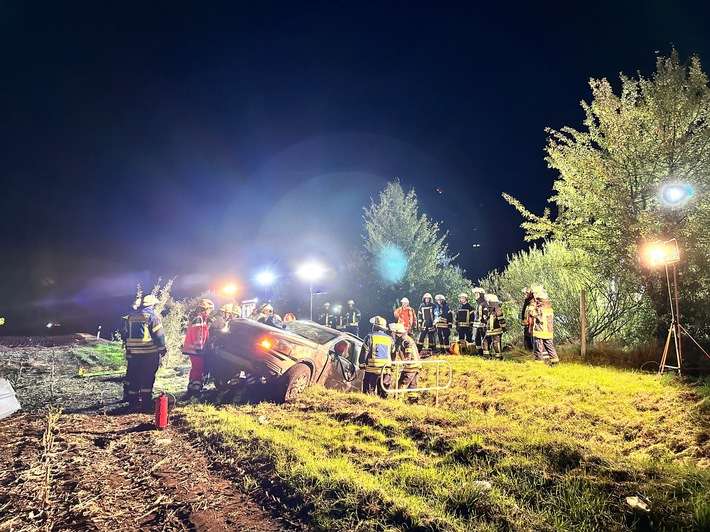 FW-ROW: Verkehrsunfall auf der Autobahn,zwei Verletzte Feuerwehr unterstützt Rettungsdienst bei der Patientenrettung